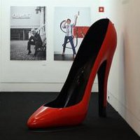 100 Portuguese men wear high heels