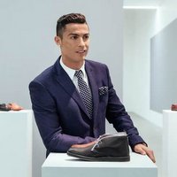 Cristiano Ronaldo in the catwalk to present its new footwear collection
