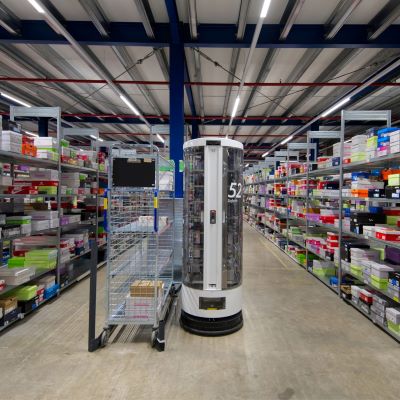 How robots help in footwear warehouses