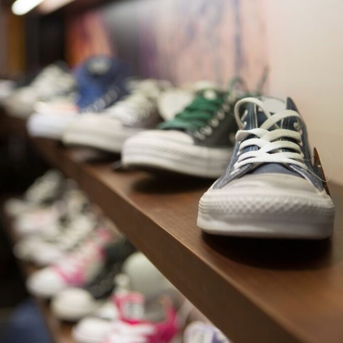 US: footwear prices fall while overall inflation rises 