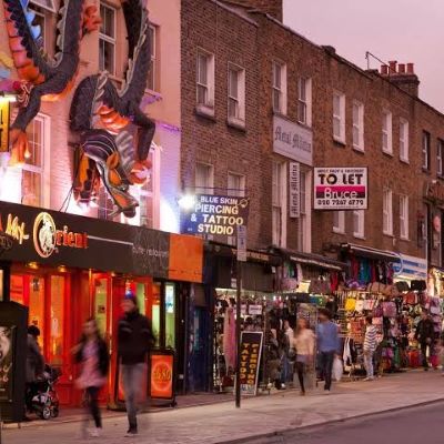 UK retail footfall falls in June amid heatwave